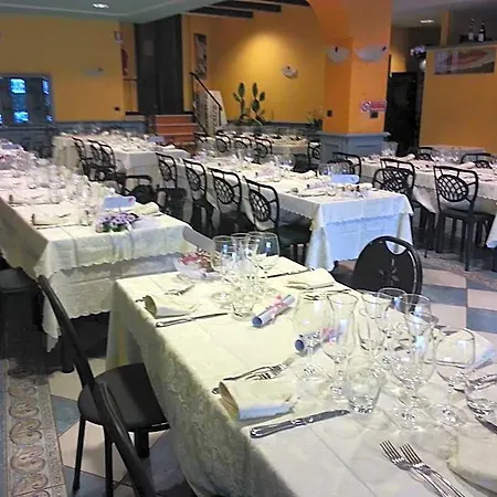 Novara فندق 3*