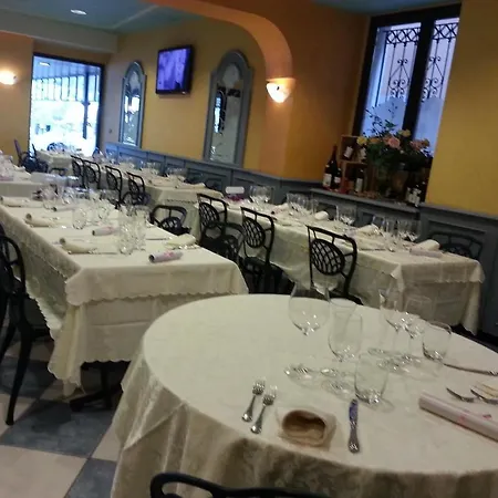 Novara فندق 3*